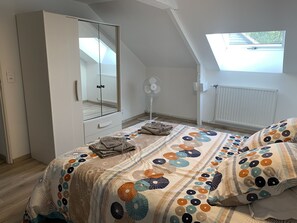 1 slaapkamer, een bureau, een strijkplank/strijkijzer, gratis wifi