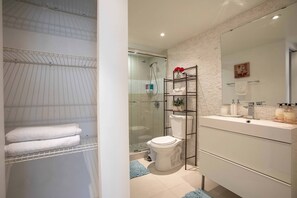 Dusche, Haartrockner, Handtücher, Seife