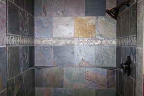 Badewanne, Haartrockner, Handtücher