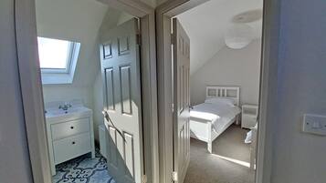 4 bedrooms, bed sheets