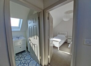 4 bedrooms, bed sheets