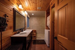 Badkar, hårtork och handdukar