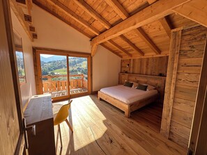 4 bedrooms, desk, iron/ironing board, WiFi