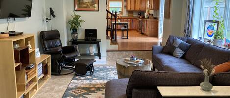 Smart TV, lettore DVD, libri, monitor per computer