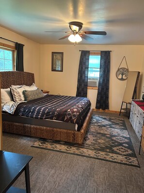 4 bedrooms, desk, iron/ironing board, travel cot