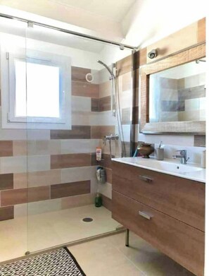 Douche, sĂšche-cheveux, serviettes fournies, papier toilette