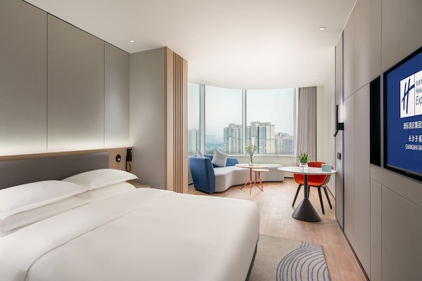 Standard Room, 1 King Bed, River View (Extra Floor Space) | Minibar, in-room safe, desk, blackout drapes