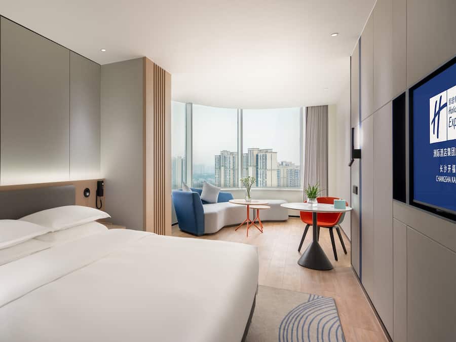 Minibar, caja de seguridad en la habitación y escritorio