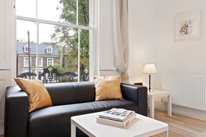 Departamento básico, 1 cama matrimonial | Sala de estar