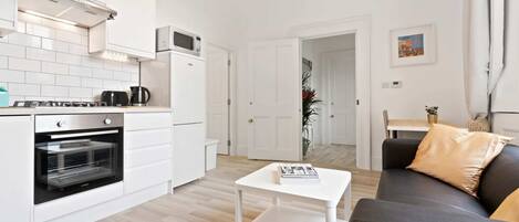Basic Apartment, 1 Double Bed | 1 bedroom, laptop workspace, iron/ironing board, bed sheets