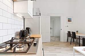 Departamento básico, 1 cama matrimonial | Cocina privada | Refrigerador, microondas, horno y parrilla de estufa 