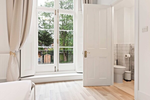 Departamento básico, 1 cama matrimonial | 1 habitación y espacio para trabajar con laptop