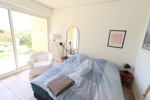 4 Schlafzimmer, Schreibtisch, Bügeleisen/Bügelbrett, Reisekinderbett