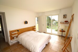 4 camere, una scrivania, ferro/asse da stiro, culla da viaggio