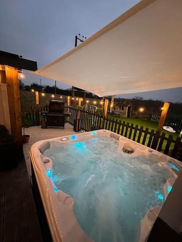 Stunning 5 Bed Victorian home (optional hot tub)