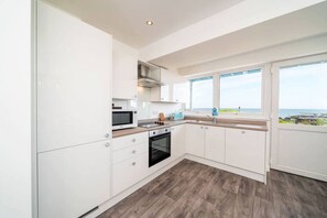 Fridge, microwave, oven, stovetop - The Beach Boathouse - Sea Views & Golf Courses (Carnoustie)