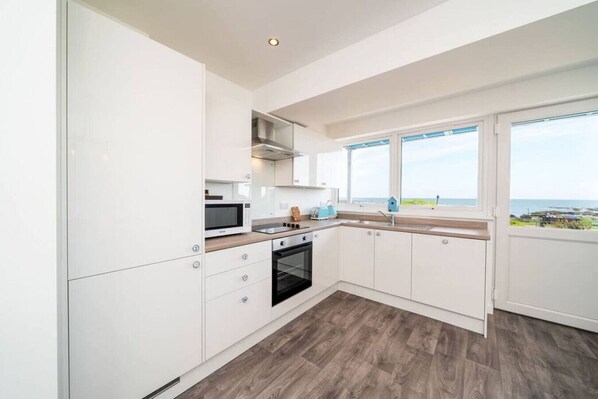Fridge, microwave, oven, stovetop - The Beach Boathouse - Sea Views & Golf Courses (Westhaven)