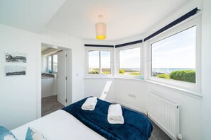 Iron/ironing board, travel cot, free WiFi, bed sheets - The Beach Boathouse - Sea Views & Golf Courses (Carnoustie)