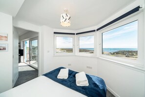 Iron/ironing board, free WiFi, bed sheets - The Beach Boathouse - Sea Views & Golf Courses (Westhaven)
