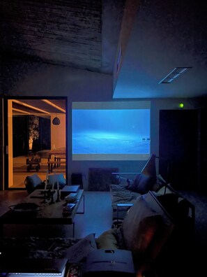 Fernseher, Kamin, DVD-Player, Tischfußball