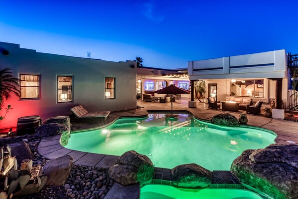 A heated pool - Perfect for Families & Groups w/2 Private Casitas! (Lake Havasu City)