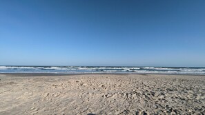 Beach nearby, sun-loungers, beach towels - Heated Pool, 5 Bedroom, Spacious, King Beds, Near White Cap Beach, Patio,  Grill (Corpus Christi)