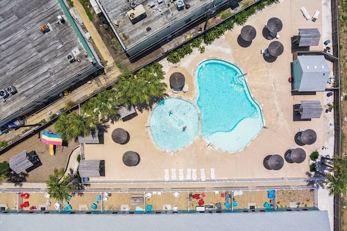 5 Bedroom, King Beds, Large Pool,  Near White Cap Beach, Patio,  Grill