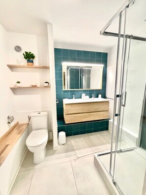 Regadera, toallas, papel de baño 