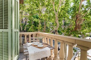 Outdoor dining - BY PASSEIG DE GRACIA! At walking distance to the main highlights! (Barcelona)