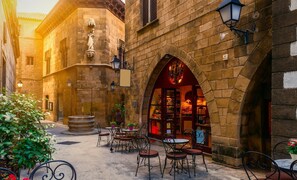 Outdoor dining - BY PASSEIG DE GRACIA! At walking distance to the main highlights! (Barcelona)