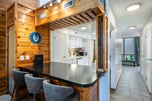 Apartamento | Cocina privada | Frigorífico grande, microondas, horno y lavavajillas