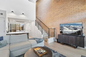 Condo | Aire de séjour | Téléviseur à écran plat de 40 po avec télévision par câble, téléviseur