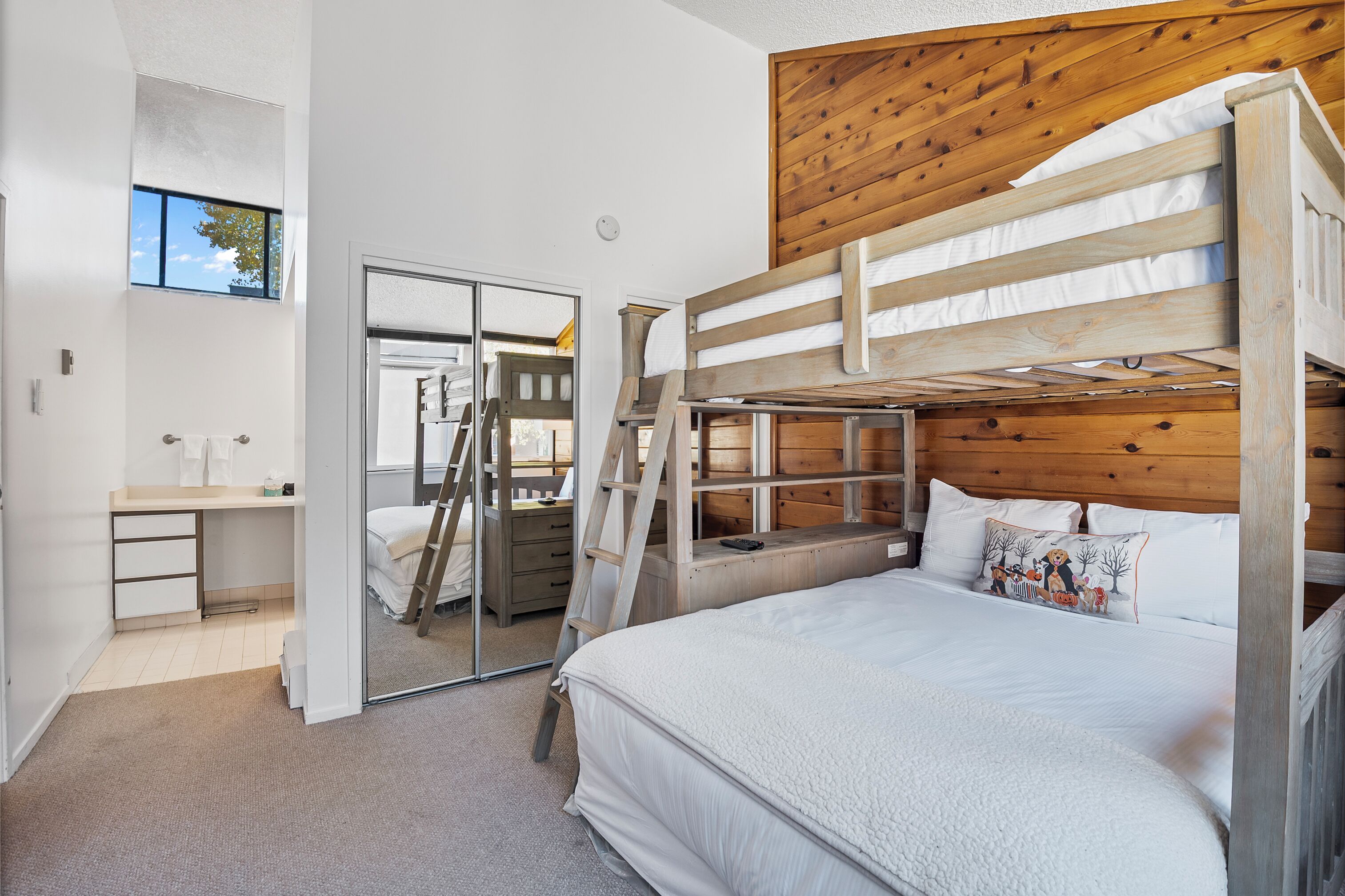 Kondominium | 2 kamar tidur, Wi-Fi gratis, dan seprai linen