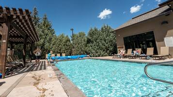 Kolam renang outdoor musiman