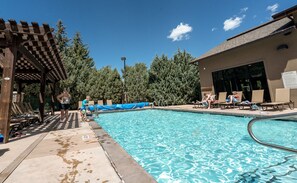 Piscine extérieure (ouverte en saison)