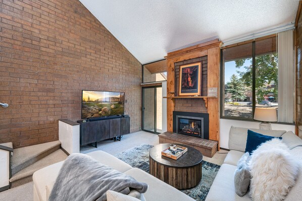 Apartamento | Zona de estar | Televisión de pantalla plana de 40 pulgadas con canales por cable