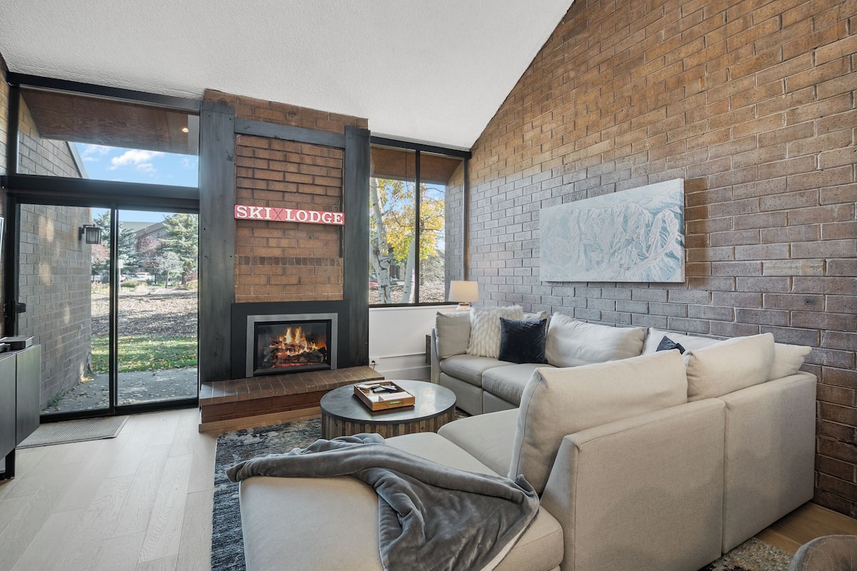 Park Avenue Condo #291 | Living area | 40-inch flat-screen TV with cable channels, TV