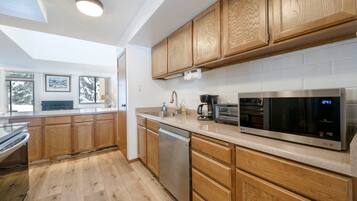 Kondominium | Dapur pribadi | Lemari es besar, microwave, oven, dan mesin pencuci piring