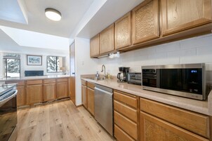 Condo | Cozinha privada | Geladeira grande, micro-ondas, fogão, lava-louças