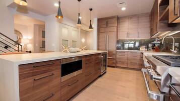 Townhome | Private kitchen | Full-size fridge, microwave, oven, dishwasher