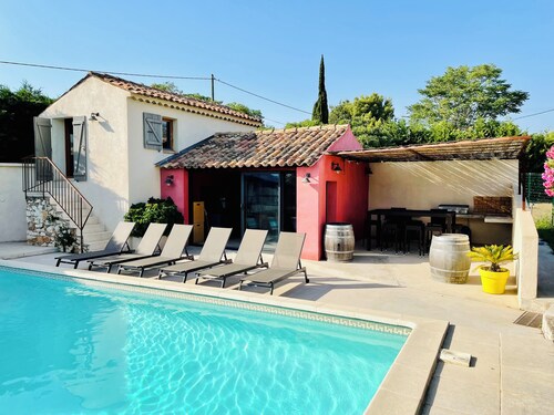 Villa Avec Piscine et Dépendance au Pied des Collines de Pagnol