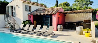 Villa Avec Piscine et Dépendance au Pied des Collines de Pagnol