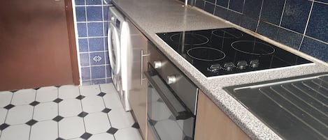 Studio | Bếp riêng | Tủ lạnh, lò vi sóng, lò nướng, bếp nấu