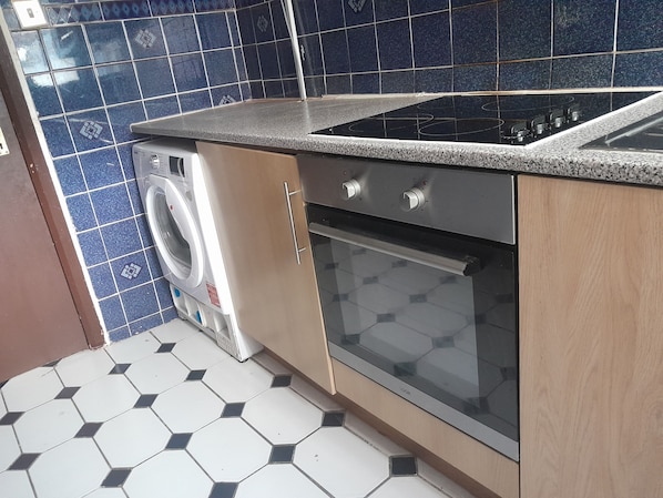 Studio | Private kitchen | Fridge, microwave, oven, stovetop
