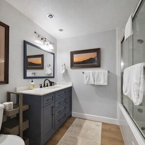 Studio | Kamar mandi | Handuk dan sampo