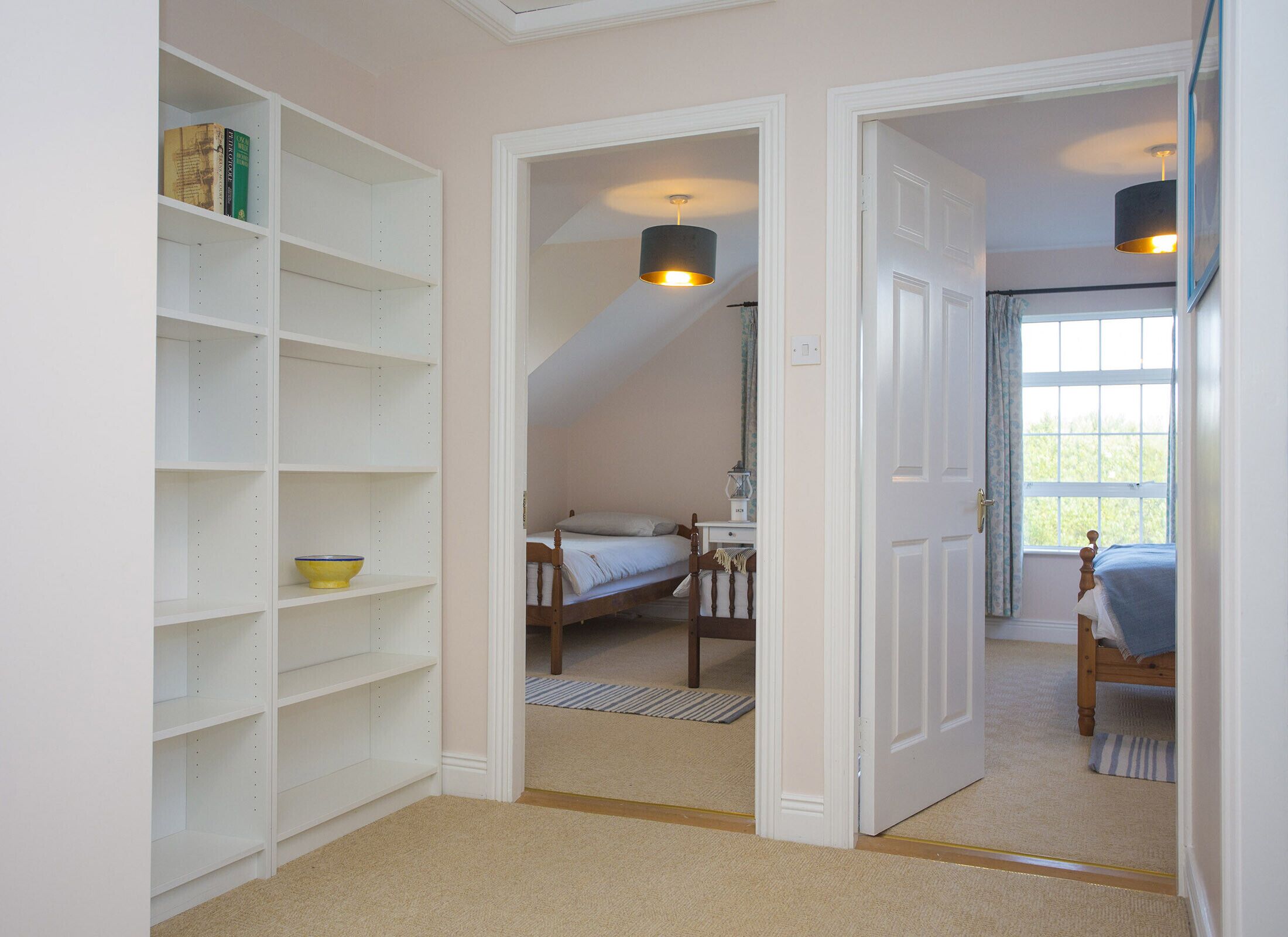 Een slaapkamer met een bed, een nachtkastje en een boekenkast.