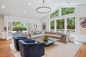 Smart TV, chimenea y tenis de mesa