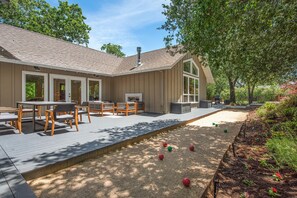 Outdoor dining - Immaculate home in the heart of wine country (Glen Ellen)