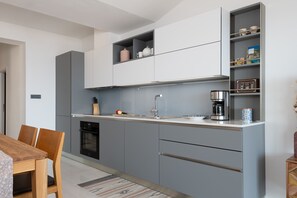 Fridge, oven, coffee/tea maker, electric kettle