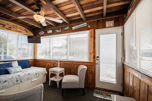 2 bedrooms, iron/ironing board, free WiFi